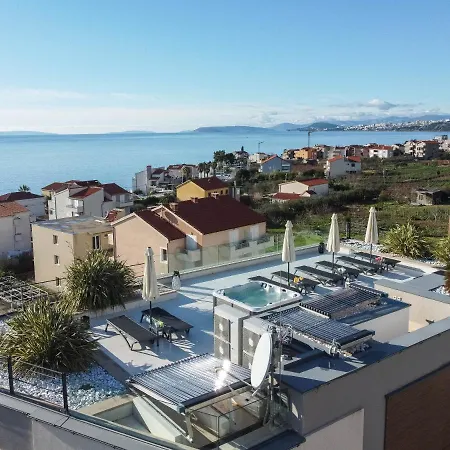 Unique 9 * Podstrana