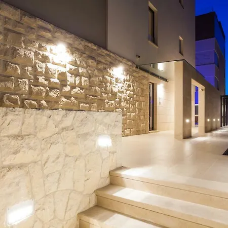 Unique 9 * Podstrana