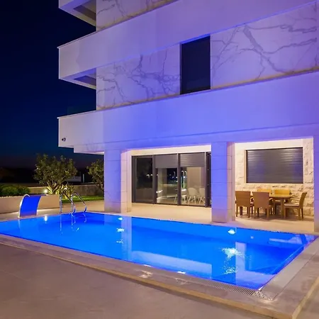 Unique 9 Apartamento *