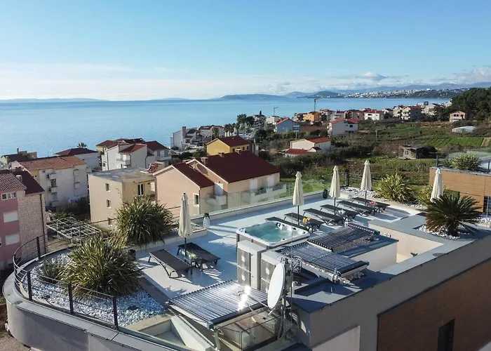 Unique 9 * Podstrana