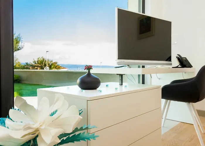 Unique 9 * Podstrana