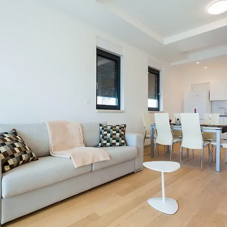 Unique 9 بودْسْتغانا