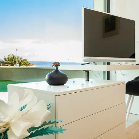 Unique 9 * بودْسْتغانا