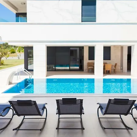 Unique 9 بودْسْتغانا