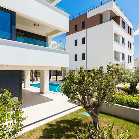 Unique 9 * بودْسْتغانا