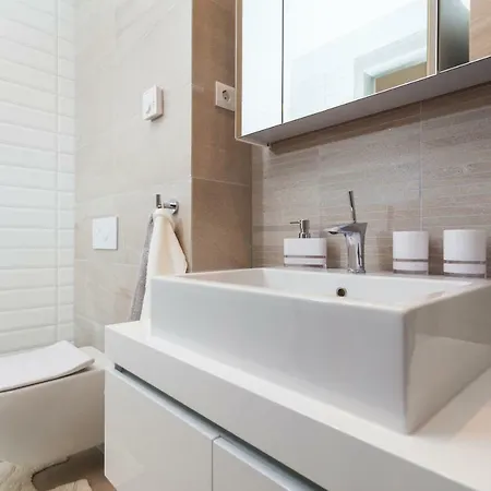 Unique 9 * Podstrana