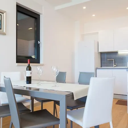 Unique 9 * بودْسْتغانا