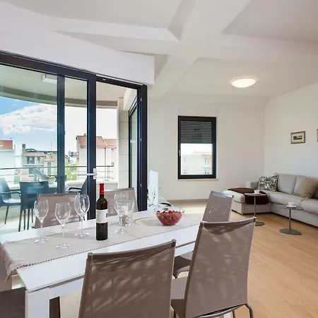 Unique 9 بودْسْتغانا