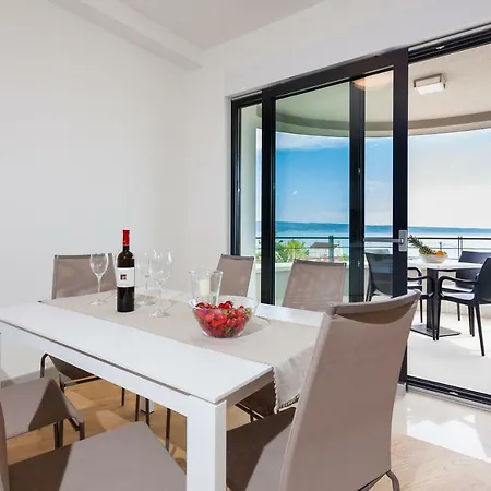 Unique 9 * Podstrana