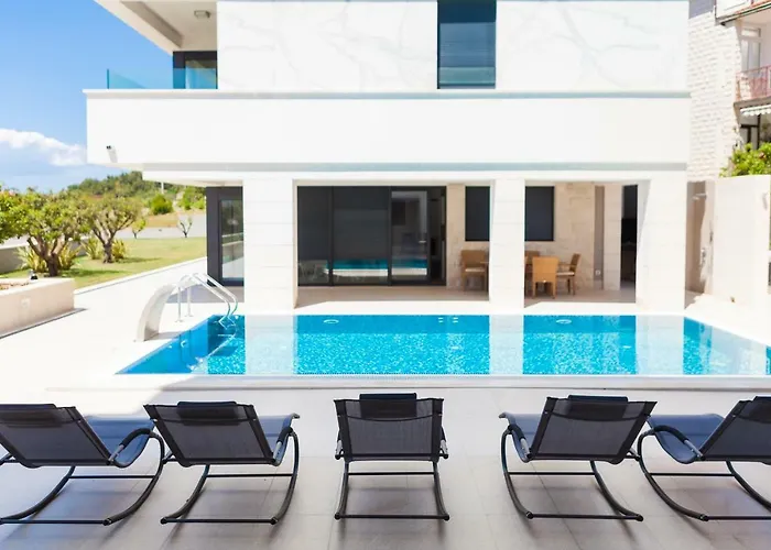 Unique 9 Ποντστράνα