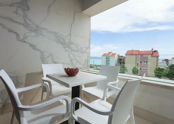 Unique 9 Podstrana