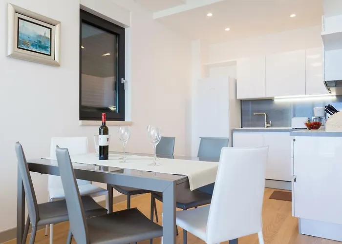 Unique 9 * Ποντστράνα